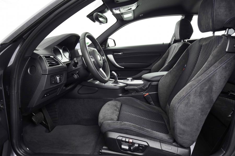 Интерьер BMW M240i xDrive Coupe 2017 года  (WW) (фото 89 из 116)
